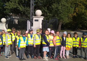 Cała grupa dzieci ustawiona przed bramą wejściową do parku.